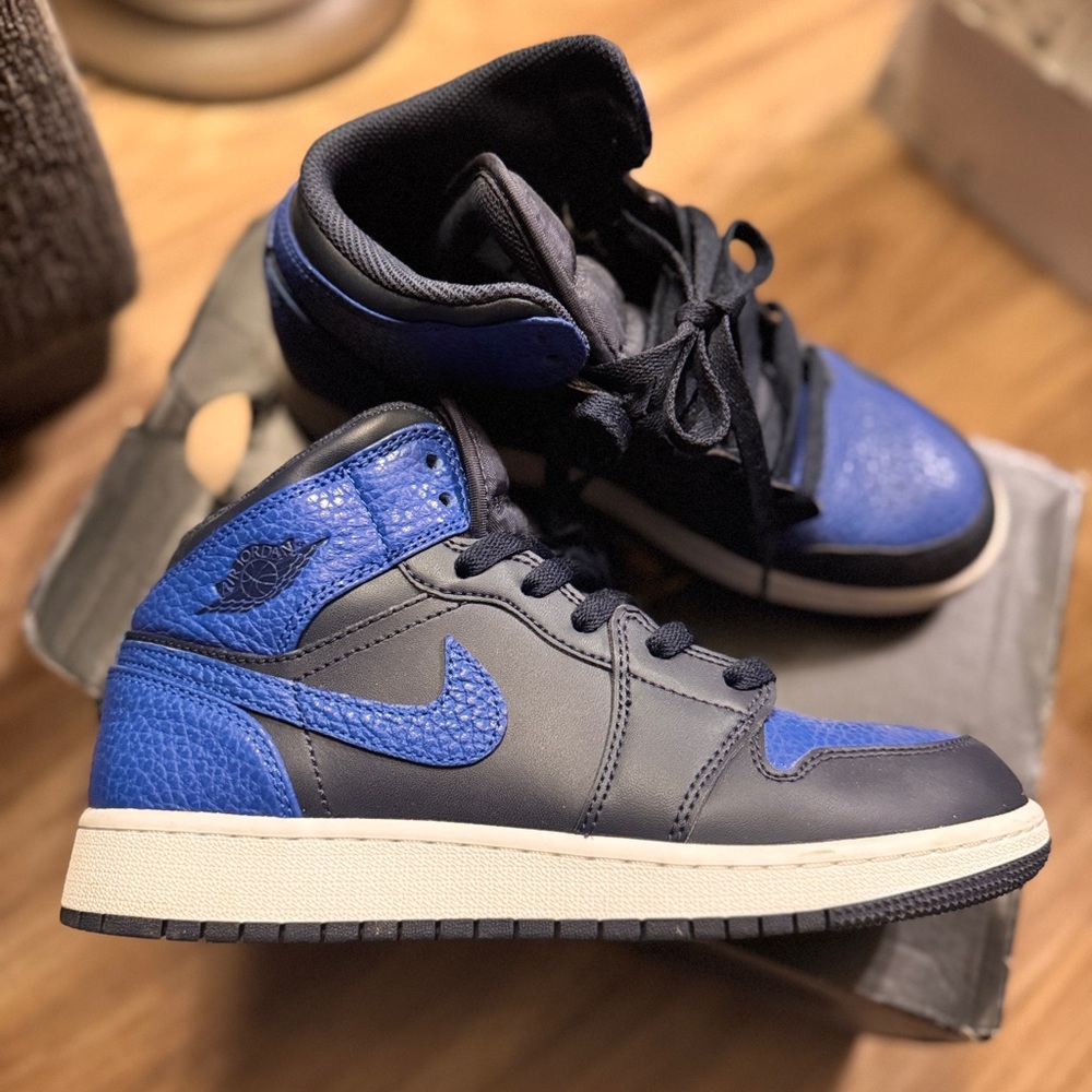 Air Jordan 1 Mid BG
Obsidian/game royal